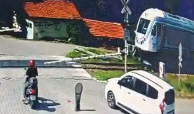 Motosiklet yolcu trenine çarptı