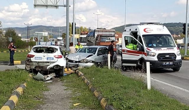 Çaycuma'da ışık ihlali kazaya neden oldu; 3 yaralı