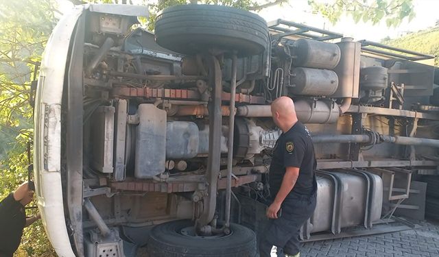 Kozlu'da TIR devrildi