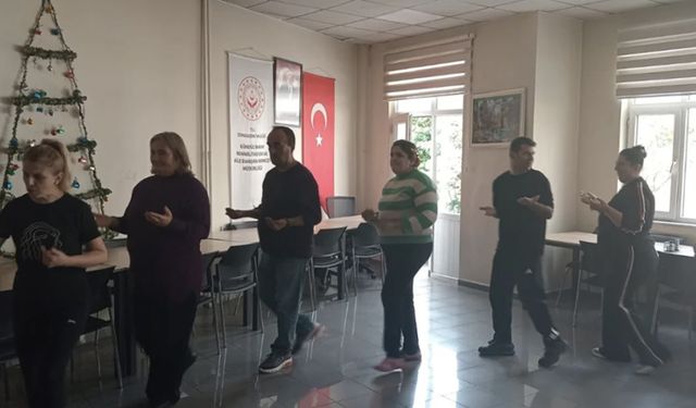 Özel bireyler halk dansları öğreniyor