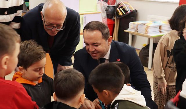 İl Millî Eğitim Müdürü Keskin öğrencilerle bayrak törenine katıldı