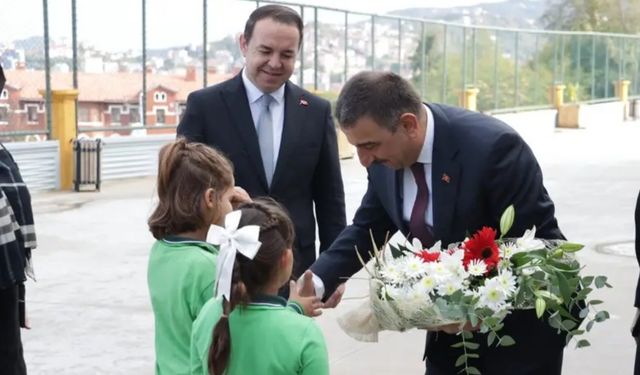Vali Hacıbektaşoğlu ve eşinden Bahçelievler İlkokulu'na ziyaret