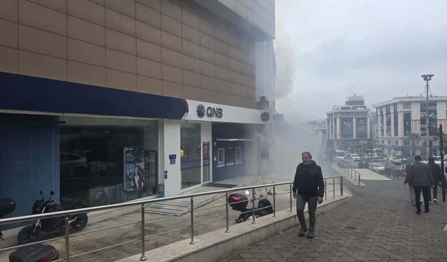 AVM'den yükselen dumanlar paniğe neden oldu