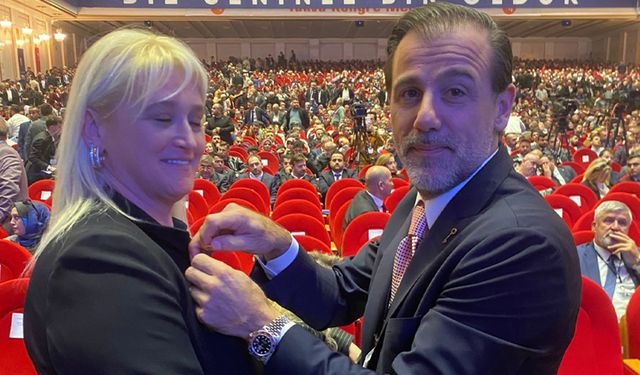 Dilay Küçük’e Rozetini Batu Müftüoğlu taktı