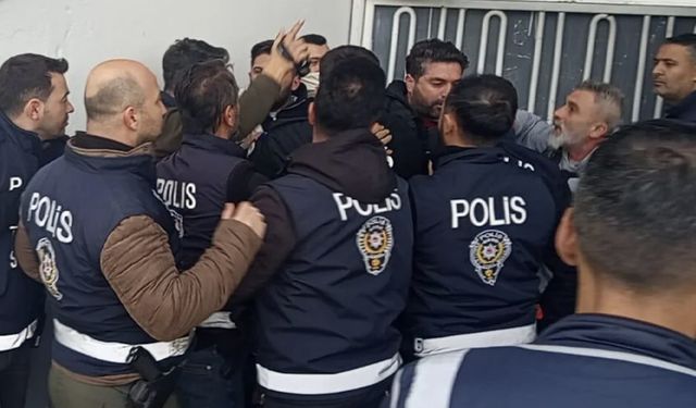 Kırmızı kart sonrası saha karıştı: Antrenör ve yönetici polise saldırdı
