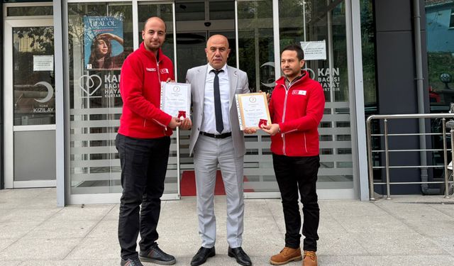 Kızılay'a 35. kez kan veren muhtara altın madalya