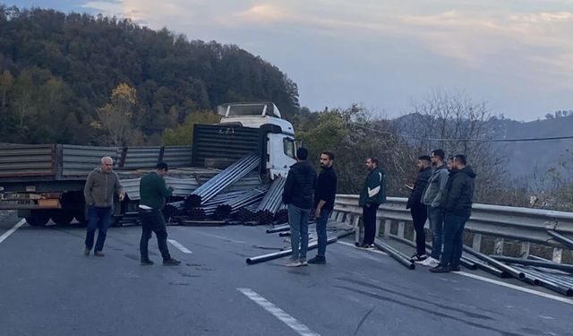 Zonguldak-Ereğli Yolunda Tır Bariyerlere Çarptı: Demirler Yola Saçıldı, Trafik Durdu