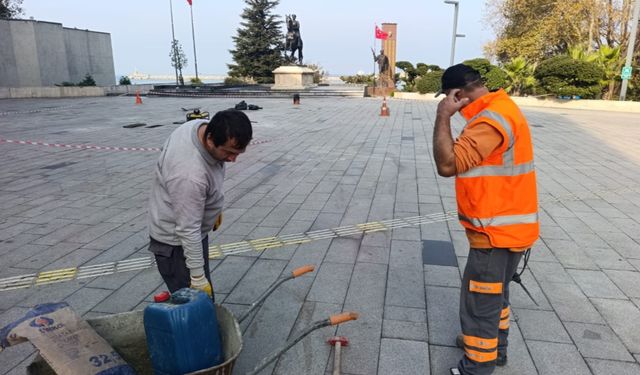 Atatürk Anıtı Meydanı’nda zemin yenileme çalışmaları başladı