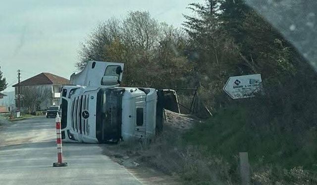 Çaycuma'da kontrolü kaybeden TIR devrildi