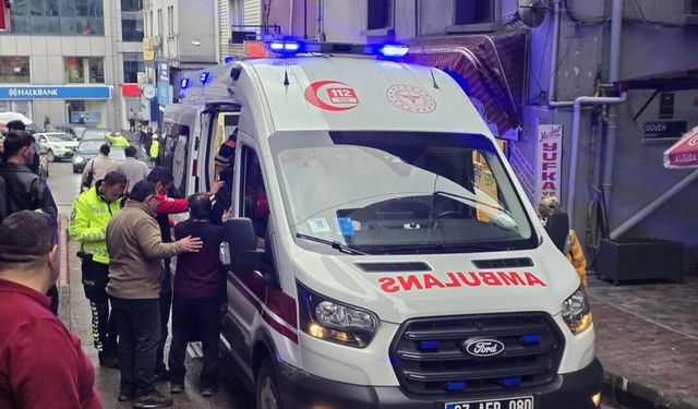 Aracın altında kalan yabancı uyruklu garson yaralandı