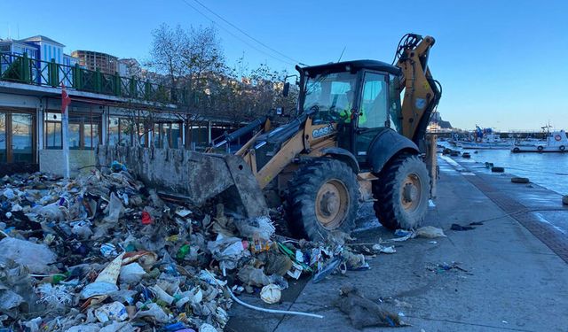 Karadeniz'in geri verdiği çöpler liman sahasından temizleniyor