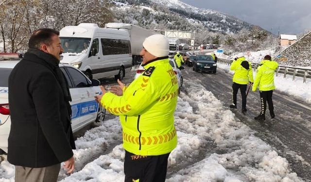 Yolda kalanlara çorba, çay ve Devrek simidi ikram etti...