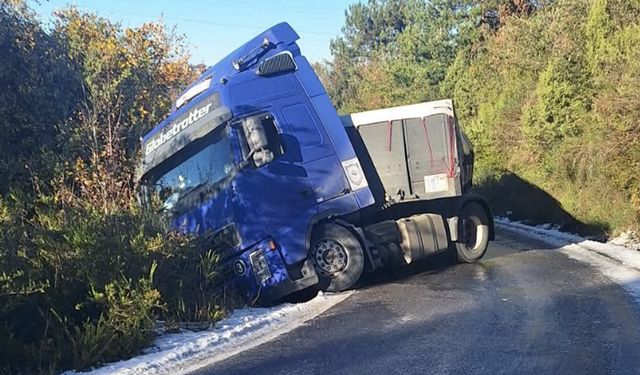 Virajı alamayan TIR trafiği kilitledi
