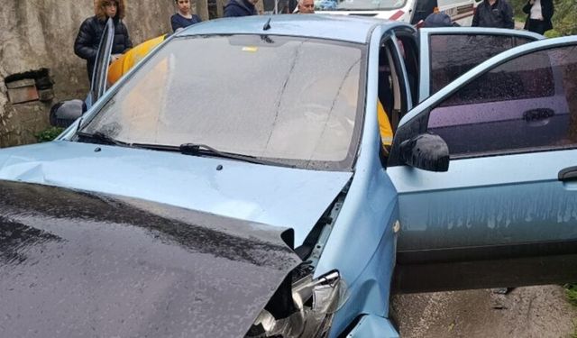 Otomobiller kafa kafaya çarpıştı; Kadın sürücünün ayağı kırıldı