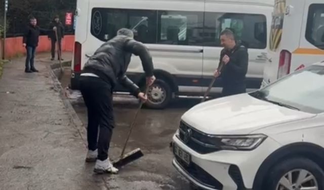 Okul önünde biriken yağmur suları  öğrencileri mağdur etti