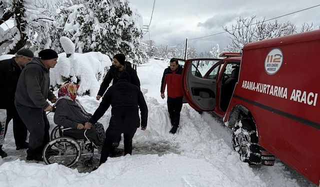 Karda mahsur kalan diyaliz hastasına itfaiye ulaştı
