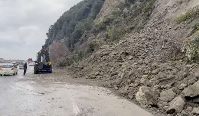 Alaplı-Ereğli karayolunda heyelan!