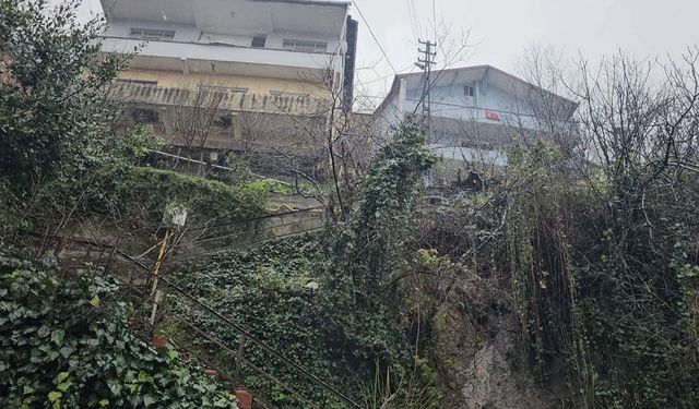 Zonguldak'ta heyelan korkusu: 8 evin yolu toprak altında kaldı