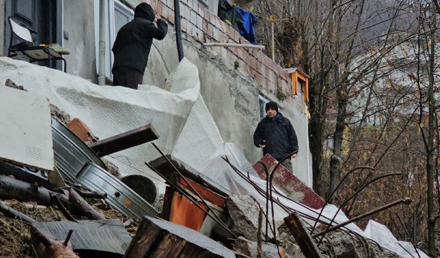 Karaelmas'ta heyelan; 8 kişilik aile tahliye edildi