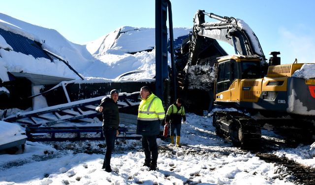 Kar yağışı kömür deposunu çökertti...