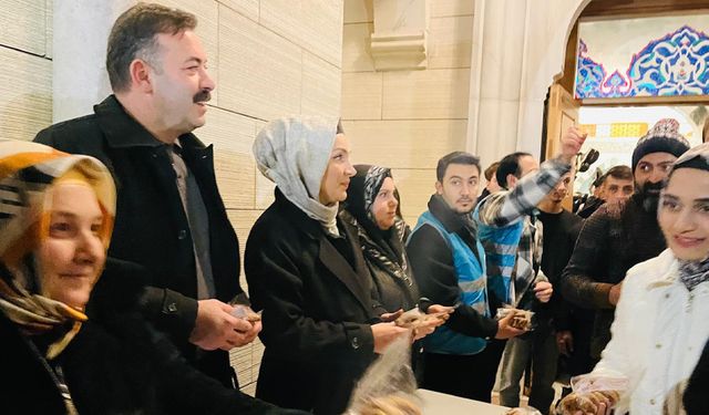 AK Parti, program çıkışı kandil simidi ikramında bulundu