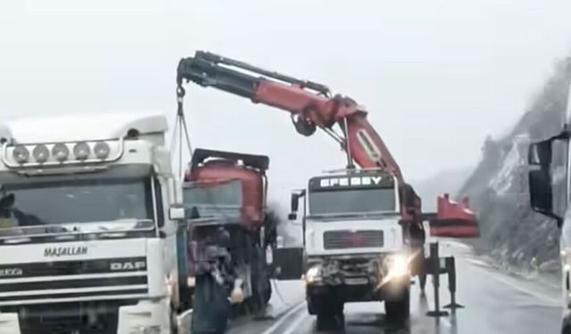 OSB'de TIR uçuruma yuvarlandı: 1 Yaralı