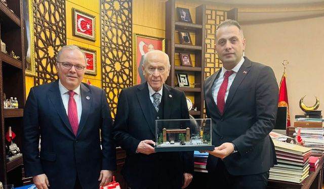 ‘Devlet Bahçeli’ çeşmesinin maketini hediye ettiler