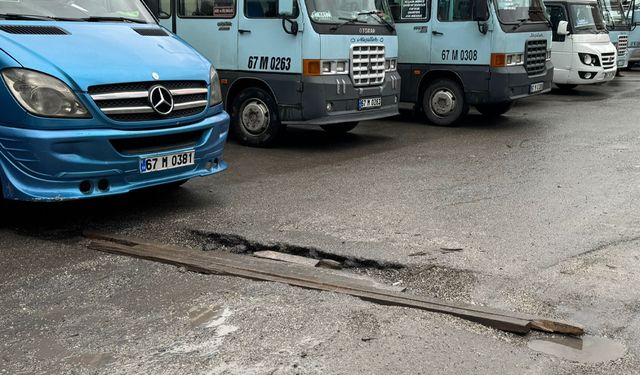 Belediye yapmayınca vatandaş çukurları tahta ile kapattı