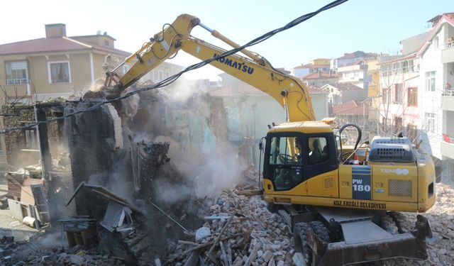 Kdz. Ereğli'de metruk bina yıkıldı