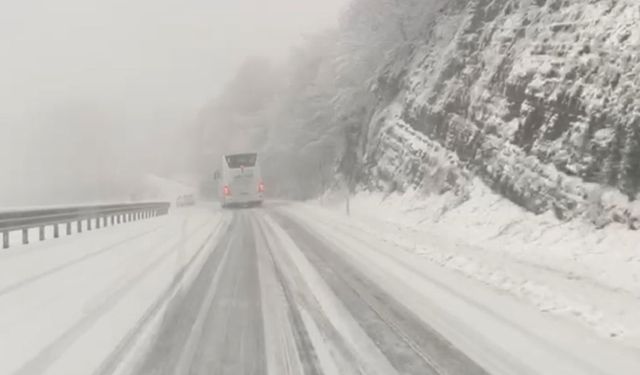 Zonguldak-Ereğli yolunda yoğun kar yağışı etkili oldu