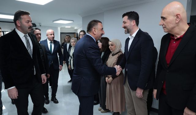 Vali Hacıbektaşoğlu'ndan AK Parti'ye 'hayırlı olsun' ziyareti