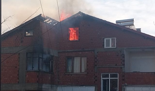 Beycuma’da korkutan yangın: Çatı katı alevlere teslim oldu