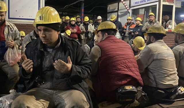Kahraman madenciler depremde hayatını kaybedenler için dua etti