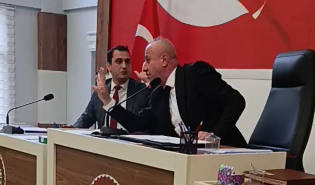 İl Genel Meclisinde sert tartışma: Masaya yumruğunu vuramazsın