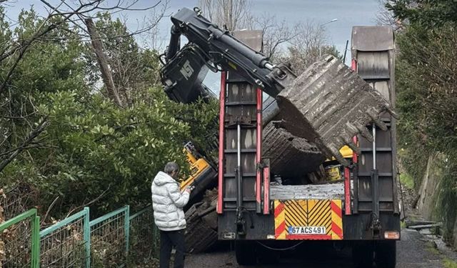 Tırın dorsesinden iş makinesi fırladı: Yol savaş alanına döndü