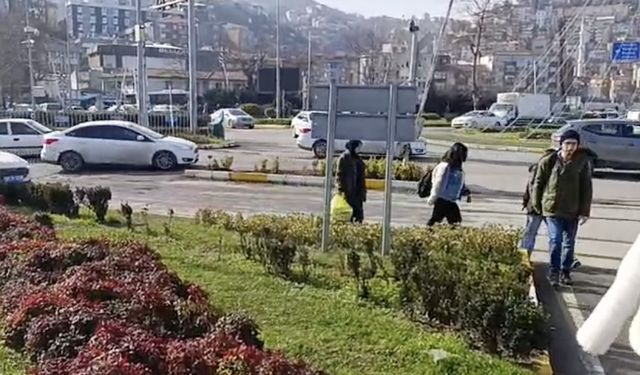 Tercih edilmeyen üst geçit, polisi harekete geçirdi: Megafonla uyarı