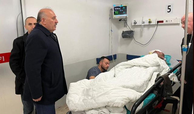 Vedat Öztürk, yaralı maden işçisini hastanede ziyaret etti