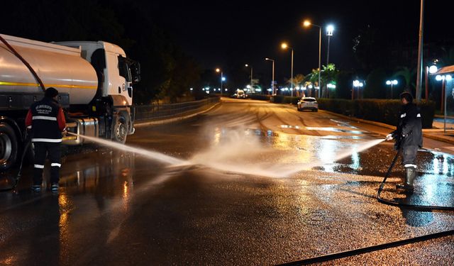 Ereğli Belediyesi her gece yollarda çamur temizliyor