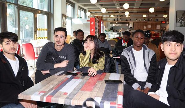 Evden uzakta, aynı duyguda