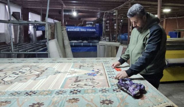 Halıda bulduğu altınları sahibine ulaştırdı