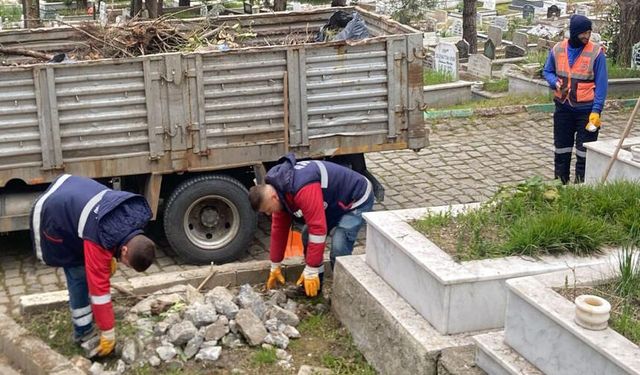 Mezarlıklarda bayram temizliği başladı