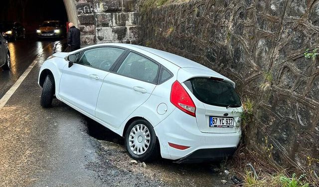 Kontrolden çıkan otomobil kanala düştü