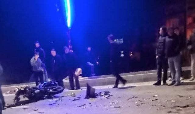 Kafa kafaya çarpıştılar: Sürücü yola savruldu