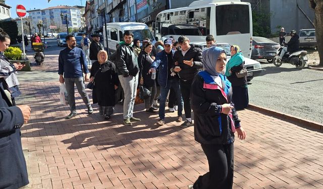 Yayaya çarpmamak için motosikleti devirip sürükledi