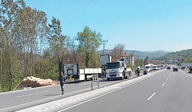 Çaydeğirmeni'nde Tır devrildi: Ankara asfaltı trafiğe kapandı!