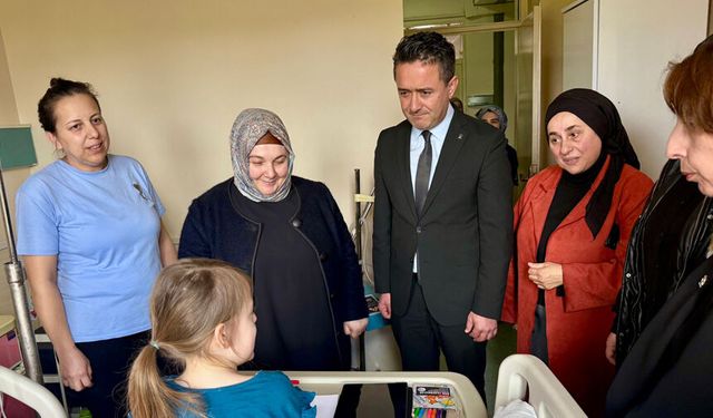 Hastanede tedavi gören çocuklara 23 Nisan ziyareti