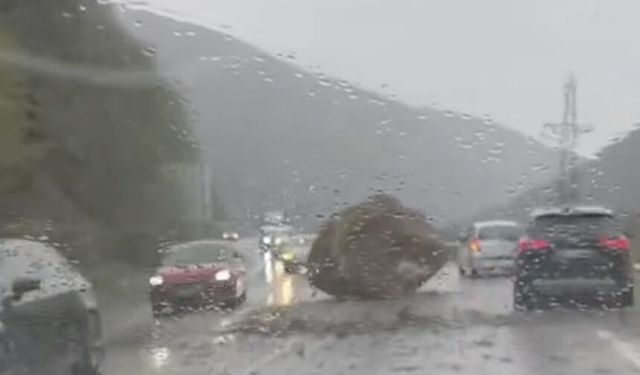 Yenice–Karabük yolunda kayalar yola düştü