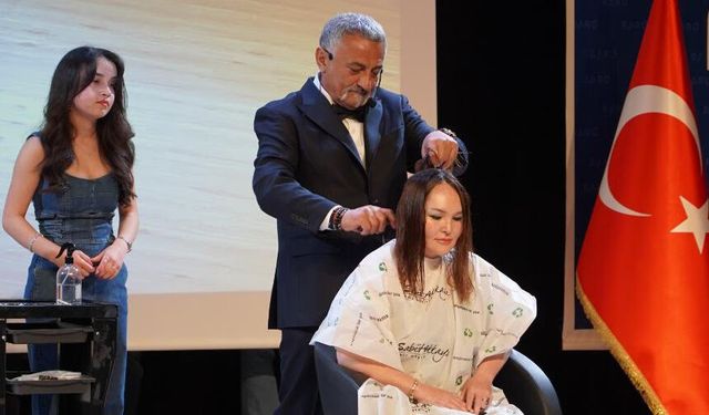 Ünlü saç stilisti Sabit Akkaya, BARÜ’de öğrencilerle buluştu