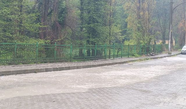 Yollar gölete döndü! Kaldırımda yürüyemez hale geldik