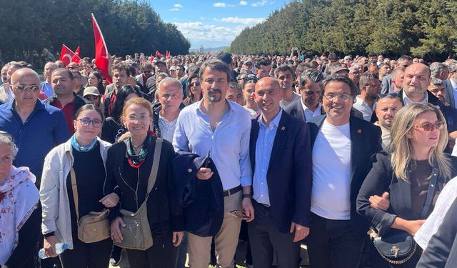 "İktidarla değil, iktidara yürüyoruz" dediler, Anıtkabir'in yolunu tuttular